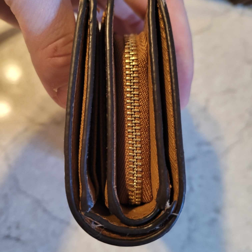 $75EMT Michael Kors vanilla bifold compact, signature logo wallet. EUC - Picture 12 of 13